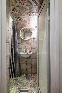 索非亚1bdr Trendy Interior Vitoshka Area Ac的一间带水槽和镜子的浴室