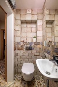 索非亚1bdr Trendy Interior Vitoshka Area Ac的浴室配有白色卫生间和盥洗盆。
