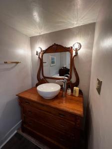 拉顿Bed and Breakfast Hearts Desire的浴室设有水槽和梳妆台上的镜子