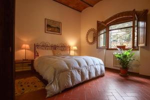 基安蒂格雷夫Il Cascino的一间卧室设有一张床和一个大窗户