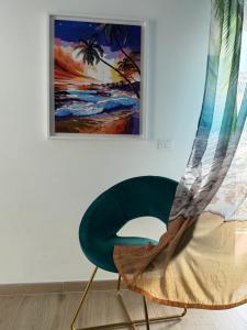 瓦斯托Perla marina的坐在画前的绿色椅子