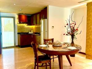贝鲁特国王套房酒店 的一间带桌椅的厨房和一间带冰箱的厨房