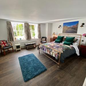 巴克斯顿Ashleigh Buxton的一间卧室配有一张床和蓝色地毯