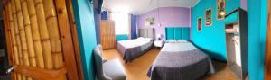 伊察La Casa de Bamboo的一间客房内配有两张床的房间