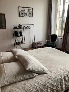 特雷西索梅La Villa Mirabelle 2min d'Arromanches-les-Bains的卧室配有一张床,墙上挂着自行车