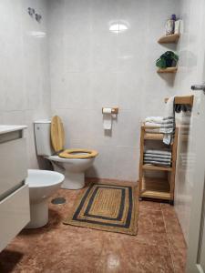 卡勒达德福斯特Diamante de la Bahia的浴室设有白色卫生间和地毯。