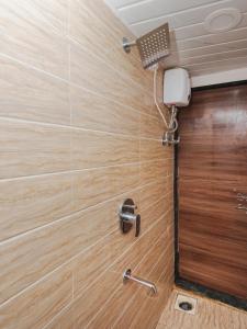 孟买Sahara Dormitory的带淋浴的浴室(带木墙)