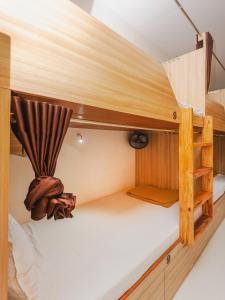 孟买Sahara Dormitory的配有梯子的小客房内的双层床