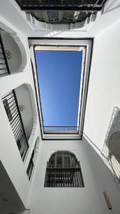 马拉喀什Riad Fisaline en exclusivité pour vous à Marrakech的蓝色天空建筑中的窗户