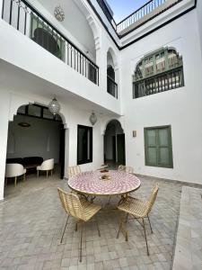 马拉喀什Riad Fisaline en exclusivité pour vous à Marrakech的一间带桌椅的用餐室