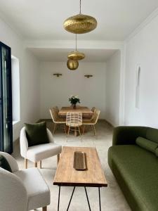 马拉喀什Riad Fisaline en exclusivité pour vous à Marrakech的客厅配有绿色沙发和桌子