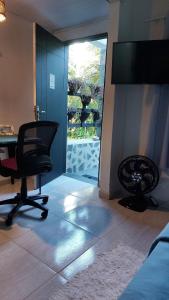 里约热内卢Lofts da Monica的客房设有书桌、椅子和窗户。