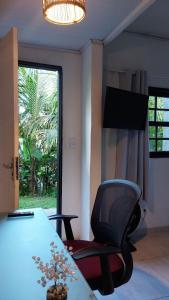 里约热内卢Lofts da Monica的一间带椅子和桌子的房间以及窗户