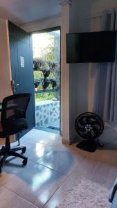 里约热内卢Lofts da Monica的客厅配有椅子和电视