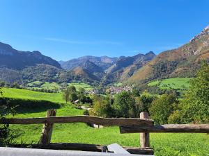 Soto De AguesCasa Rural El Puente de Agues的山景木栅栏