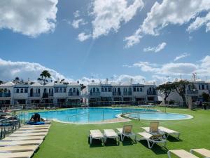 马斯帕洛马斯Bungalow Terrace&Pool near the Beach的一个带躺椅和椅子的度假游泳池