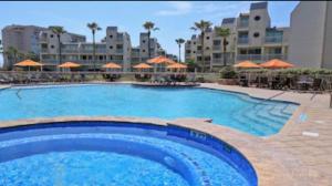 南帕诸岛Luxury Beachfront Condo with Private Pool &Terrace的度假村前的大型游泳池