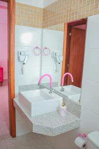 瓜拉派瑞Apartamento rosa的浴室设有白色水槽和镜子
