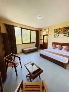 埃拉Rock n Fall Nature Resort的酒店客房设有两张床和一张桌子。