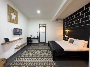阿鲁沙The New Njiro Legacy的一间卧室设有一张床和砖墙
