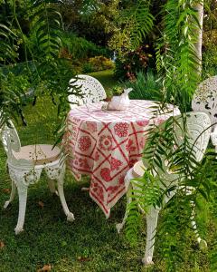 里韦拉布拉瓦Quinta do Cabouco的一张桌子和椅子,配有红色和白色的桌布
