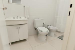 乌斯怀亚LAPATAK的白色的浴室设有卫生间和水槽。
