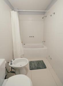乌斯怀亚LAPATAK的白色的浴室设有卫生间和浴缸。