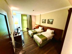贝鲁特国王套房酒店 的酒店客房配有两张床和一张书桌
