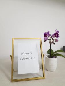 拉文纳Orchidea Home的花瓶旁的画架