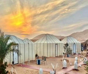 梅尔祖卡Desert Coast Opulent Camp的沙漠中帐篷的 ⁇ 染
