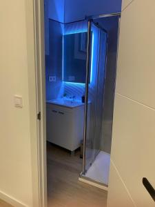 马拉加Suites Larios的一间带玻璃淋浴和水槽的浴室