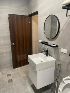 埔里Puli House的浴室设有白色水槽和镜子