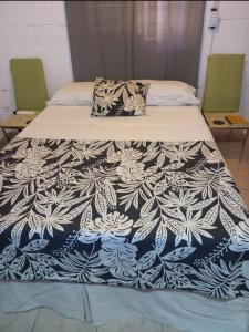 维拉卡洛斯帕兹Habitación En La Casita de Marley的床上有黑白毯子
