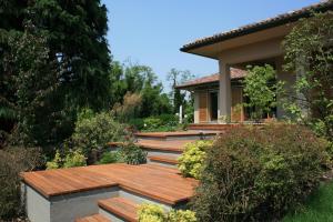 卡萨格B&B La Casa di Angela的花园中带木甲板的房子
