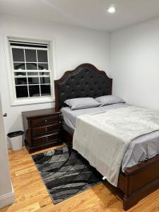 Cedar Manorjfk 5 min away的一间卧室设有一张床和一个窗口