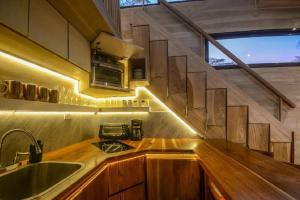 诺萨拉Cabin VNV的厨房配有木制柜台、水槽和窗户。