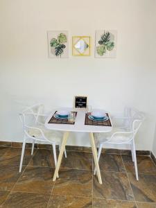 TurbacoApartaestudio Turbaco的客房内的一张白色桌子和两把椅子