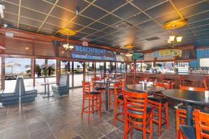 默特尔比奇Sand Dunes 2740的餐厅内带桌椅的用餐室