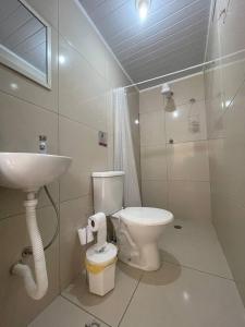 瓜鲁柳斯Hostel Quartos com banheiro individual perto do Aeroporto的一间带卫生间和水槽的浴室
