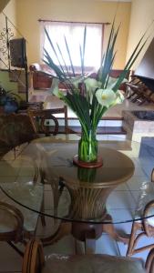 Balneario IporaLa Casona del Lago的玻璃桌上白色花瓶