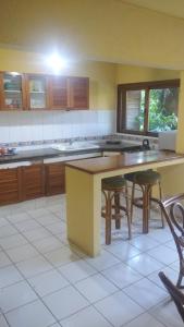 Balneario IporaLa Casona del Lago的厨房配有桌子和一些椅子