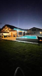 圣斐利-银港Villa luxury puerto plata RD的一座晚上设有游泳池的房子