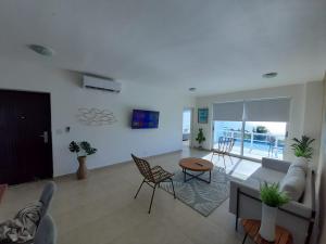 里奥阿托Villas de Playa Blanca, Rooftop Vista al Mar的客厅配有沙发和桌椅