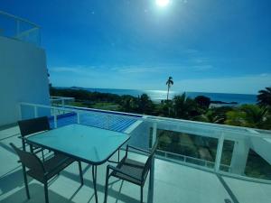 里奥阿托Villas de Playa Blanca, Rooftop Vista al Mar的一个带桌椅的海景阳台