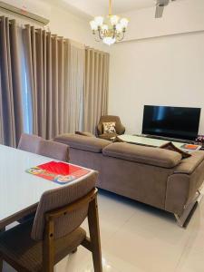 PannipitiyaRental Apartment in Kottawa的客厅配有沙发和桌子