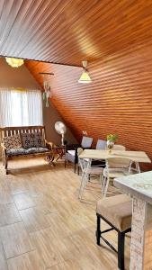 SiguatepequeCasa María的客厅设有木制天花板、桌子和长凳