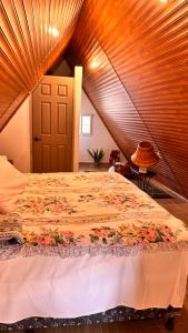SiguatepequeCasa María的一间卧室设有一张带木制天花板的大床