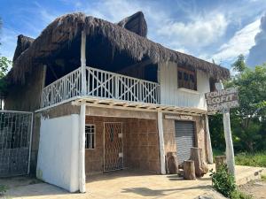Playa Punta ArenaEco-Conscious Oasis Punta Arena 04的一座带草屋顶的古老建筑