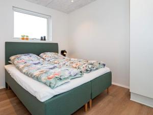 莱姆维Holiday home Lemvig XLVII的一张带窗户的客房内绿色框架的床