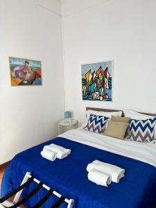 巴勒莫Via Zara的一间卧室配有蓝色的床和毛巾